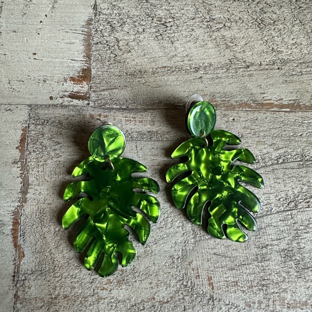 Monstera leaf earrings